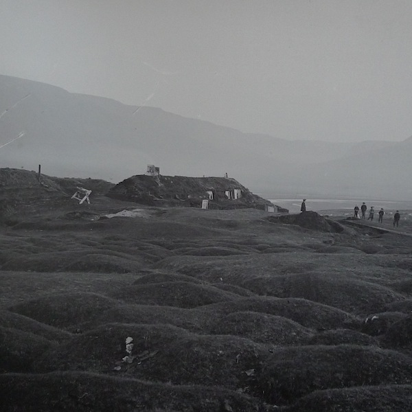 Falling into a landscape of þúfur