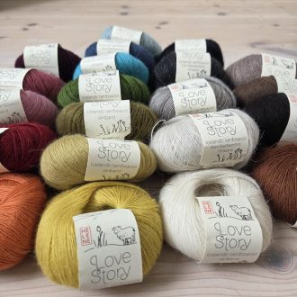 Alternative view of Love Story Einband, 100% Icelandic lambswool, fine lace weight, 1 ply