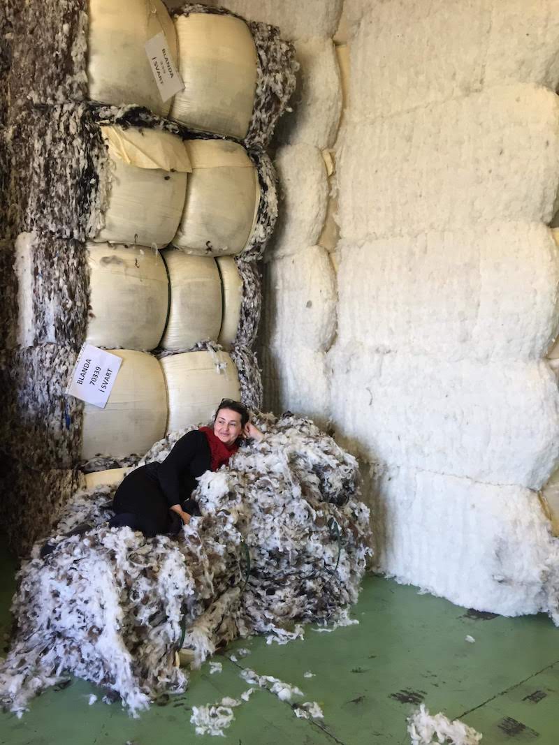 To give you an idea of what one ton of wool represents, it´s about 4 bales. It sounds already far less, doesn´t it? And it´s a drop compared to Ístex production!